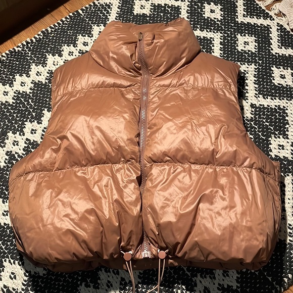 Cropped Puffer Vest - Picture 1 of 5